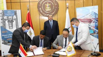 «سعفان» يشهد توقيع اتفاقية تحقق مزايا أفضل للعاملين بـ" قناة السويس للحاويات"