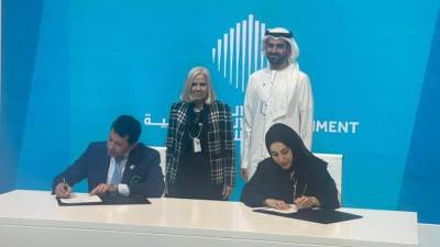 «صبحي» وشما المزروعي يوقعان مذكرة بين وزارة الرياضة ومركز الشباب بالإمارات 