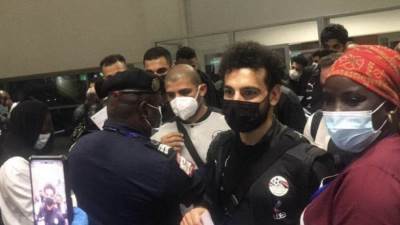 محمد صلاح والمنتخب يتعرضون لإساءات ومناوشات من جماهير السنغال