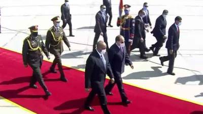 عاجل.. الرئيس السيسي يستقبل البرهان في مطار القاهرة 