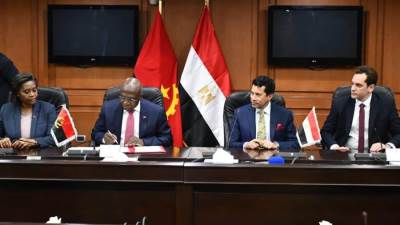 وزير الرياضة يوقع بروتوكول تعاون مع نظيره الأنجولى