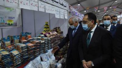 «مدبولي» يتفقد معرض "أهلا رمضان" بشارع الملك فيصل بالجيزة