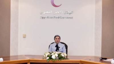 "انتصار السيسي" تعرب عن سعادتها بعد زيارة غرفة عمليات الهلال الأحمر