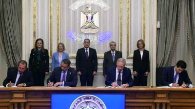 “مدبولي" يشهد توقيع اتفاقيتي تطوير مشروع لإنتاج الهيدروجين الأخضر في قناة السويس