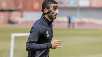 "محمد عبدالمنعم" يستعد لمباراة الهلال السودانى بعد الاستعانة بواقي الأنف