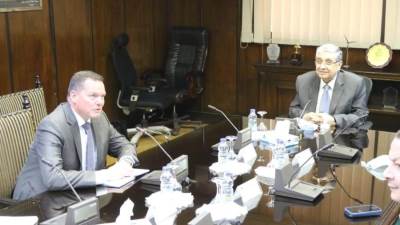 وزير الكهرباء يلتقي وفد من "ميرسك العالمية" لبحث التعاون بمشروعات الوقود الأخضر