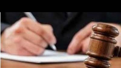 "غير مناسبة".. هيئة المحكمة تعترض على أقوال محامي كريم الهواري