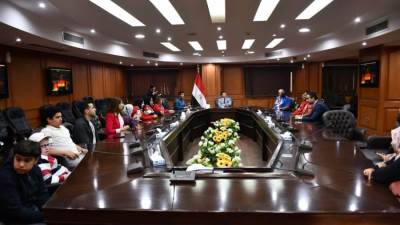 “صبحي" يلتقى مجموعة من الأبطال الرياضيين من ذوى القدرات والهمم