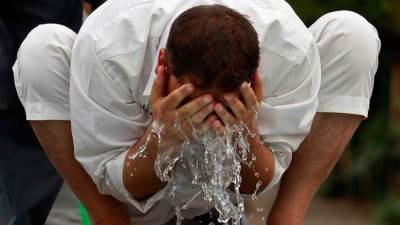 حكم التبرد بالماء أثناء الصيام.. الإفتاء ترد