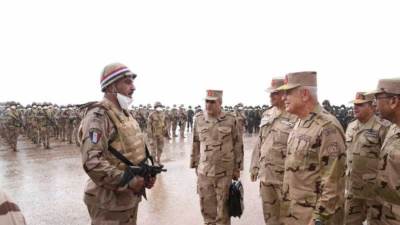 عاجل .. وزير الدفاع يلتقي مقاتلي قوات المظلات