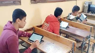 التعليم: تدريب طلاب الصفين الأول والثاني الثانوي على الامتحانات الإلكترونية 