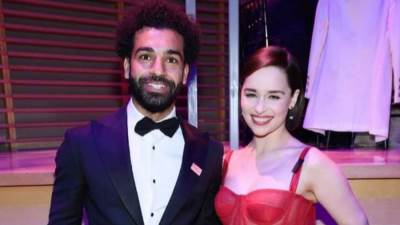 إميليا كلارك تنشر صورة لها مع محمد صلاح 