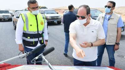 الرئيس السيسي يتفقد الأعمال الإنشائية لتطوير الطرق والمحاور بالقاهرة