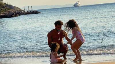 «بص هبهرك».. تعليق طريف على صورة «صلاح» مع بناته على الشاطئ