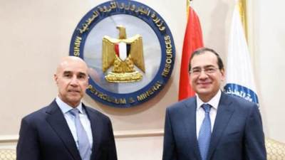 «الملا» يستعرض مع وزير الاستثمار الأردني تنفيذ مشروعات توصيل الغاز الطبيعى للأردن