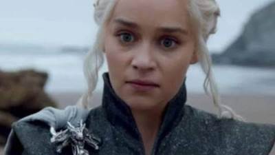 على طريقة عمرو مصطفى.. «إيمليا كلارك» تغير صورتها الشخصية "في رمضان"