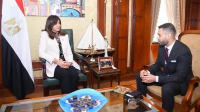 «مكرم» تمنح إسلام العشيري بطل إنقاذ المدنيين في أوكرانيا درع وزارة الهجرة