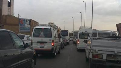 بسبب حادث سيارة نقل.. ازدحام مروري بمحور الأوتوستراد