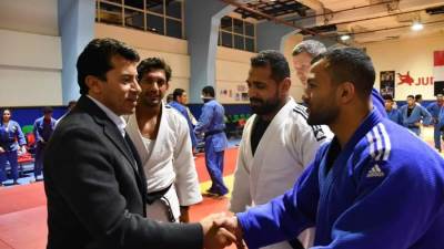 وزير الرياضة يشهد تدريب المنتخبات الوطنية بالمركز الأوليمبى بالمعادى