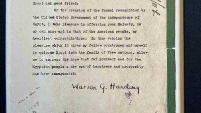 وزير الخارجية الأمريكي يسلم نظيره المصري هدية تذكارية