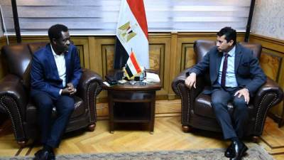 وزير الرياضة يلتقي الامين العام للاتحاد الإفريقي لكرة القدم