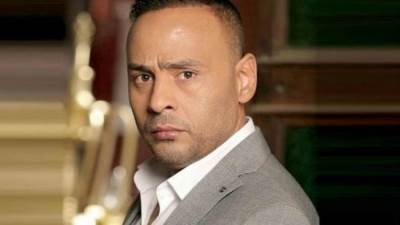 بيعمل محشي.. محمود عبدالمغني يساعد زوجته في إعداد الطعام 