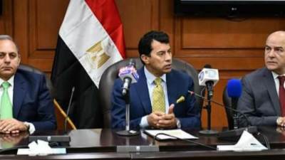 "صبحي" يشهد توقيع عقود ١٢ فرع للبنك الأهلي المصري بمراكز الشباب