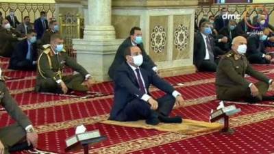 الرئيس السيسي يؤدي شعائر صلاة الجمعه بمسجد المشير
