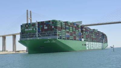 قناة السويس تشهد عبور السفينة العملاقة "EVER ARM" في رحلتها البحرية الأولى