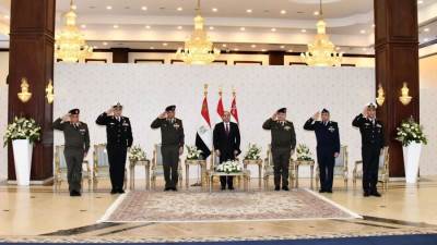 الرئيس السيسي يلتقي بقادة القوات المسلحة عقـب آداء صلاة الجمعة بمسجد المشير