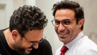 أكرم حسني لـ أحمد فهمي: "شايلني في نن عينه" 