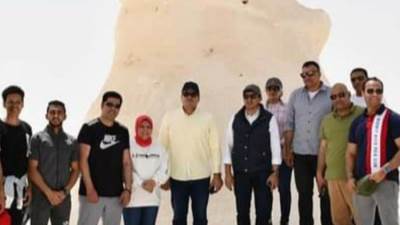 وزير الرياضة يشهد مسابقات التزلج على الرمال في مستهل زيارته للواحات البحرية