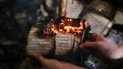 زعيم يميني متطرف يقوم بحرق نسخة من القرآن الكريم أثناء جولته الانتخابية