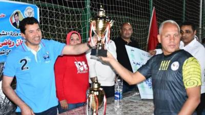 وزير الرياضة يشهد ختام الدورة الرمضانية بالواحات البحرية ويكرم فريق منديشة