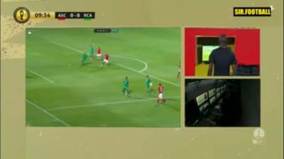 الڤار يغالط حكم مباراة الأهلي والرجاء المغربي..  تفاصيل