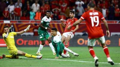 الرجاء المغربي يخاطب "الكاف" حتجاجًا على الأداء التحكيمي في مباراته أمام الأهلي