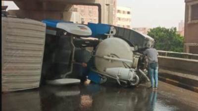 شاهد.. انقلاب سيارة مقطورة أعلى محور صفط اللبن