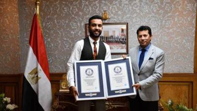 «صبحى» يكرم عمر حجازي بعد تحقيقه رقمين قياسيين في السباحه تحت الماء