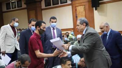 "سعفان " يسلم 123عقد عمل لذوي الهمم والعزيمة بالقاهرة 