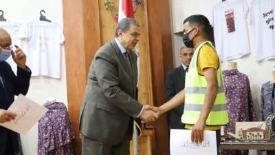 "سعفان" يسلم 1823 وثيقة تأمين ضد الحوادث للعمالة الغير منتظمة بالقاهرة