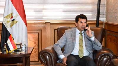 وزير الرياضة يطمئن على حكم مباراة فريقى مركز شباب الفهميين ووراق العرب