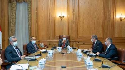 "مرسي " يبحث آخر المستجدات الخاصة بالمشروعات التي تنفذها الجهات التابعة