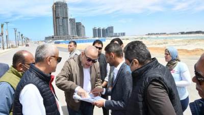 وزير الإسكان يتفقد أعمال تشطيبات أبراج المنطقة الشاطئية بمدينة العلمين الجديدة