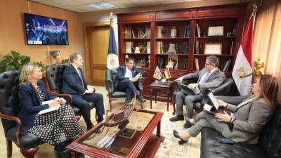 "العناني" يلتقي بوزير الدولة البريطاني لشئون شمال إفريقيا وجنوب ووسط آسيا