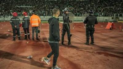 بالصور.. جمهور الرجاء يلقى زجاجات المياه على لاعبى الأهلى