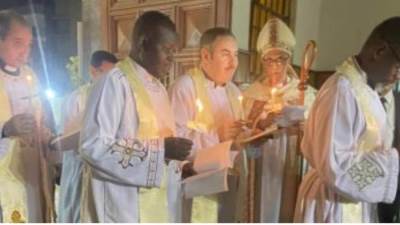 بدء قداس عيد القيامة.. أجراس الكاتدرائية الأسقفية تدق