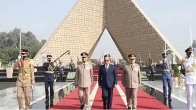 السيسي يضع إكليلا من الزهور على النصب التذكاري لشهداء القوات المسلحة