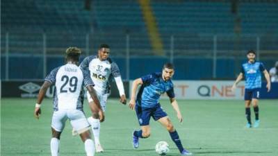  بعد خسارة بيراميدز جماهير مازيمبى تقتحم الملعب وتحاول الاعتداء على اللاعبين