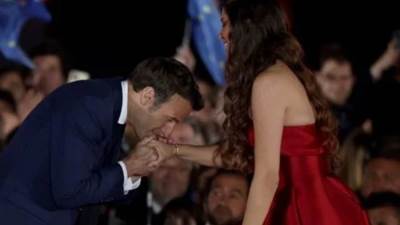 ماكرون يقبل يد مطربة مصرية بعد إحياء حفل فوزه بالانتخابات