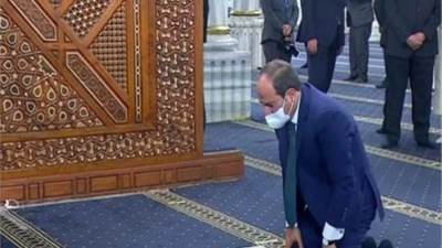 الرئيس السيسي يصلي ركعتين بمسجد الحسين خلال تفقده أعمال تطويره